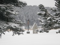 Jediným náhrobkem, který vykukuje ze sněhu na zdejším hřbitůvku, je náhrobek Josefa Strunze