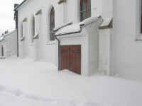 I kostel občas mizí ve sněhových závějích, které dokáže zdejší zima připravit.