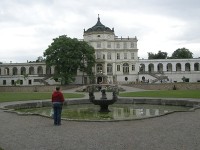 Zdejší barokní zámek svými bazénky a rybníčkem snad tak trochu připomíná malé Versailles