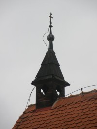Pohled na kostel sv. Kříže dokumentuje propracovanost jednotlivých detailů 