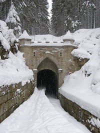 Tunel Švarcenberského kanálu je jen kousek od Jelení