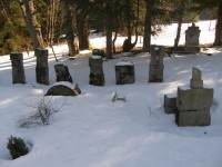 Zbytky náhrobních kamenů v místě bývalého hřbitova