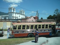 zajímavé autobusy, zajímavé indiánky, Antigua, Guatemala