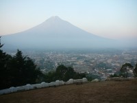 Pohled na město, sopka Agua, město Antigua, Guatemala