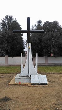 Památník obětem transportů smrti v Březně u Chomutova.
