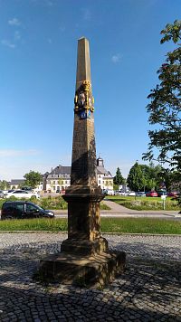 Poštovní kameny a sloupy v Marienbergu.