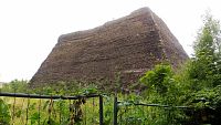 Pyramida u hradu Dohna.