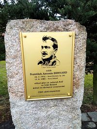 Pomník Františka Antonína Bernarda ve Starých Křečanech.