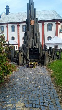 Památník před kostelem v Kamenickém Šenově.