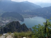 pohled na severní část jezera, v popředí vrchol Cima Capi 
