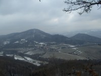 výhled na zříceninu hradu Egerberk a Červený vrch