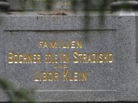 nápis na pomníku u hrobky