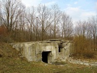 rozbitý bunkr u Žárovic