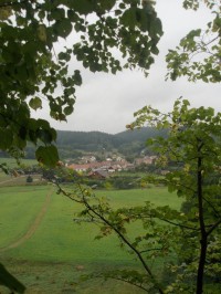 výhled ze zříceniny na obec Holštejn
