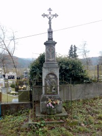 kříž u hřbitova pod kostelem