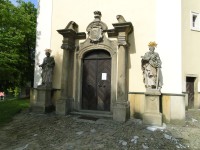 vstupní portál kostela v Kralicích, sochy sv.Petra a Pavla r.1743