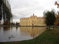 park,rybník a gymnázium