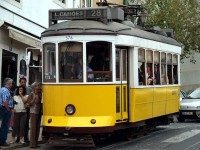 Typická všudepřítomná lisabonská žlutá tramvaj