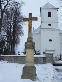 kříž INRI před kostelem