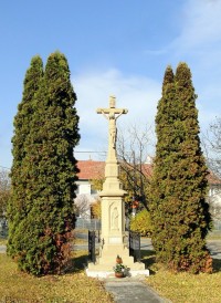 kříž v obci u silnice na Protivanov