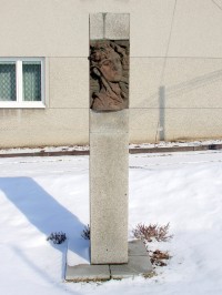 kovová plastika u památníku ve Skřivánkově