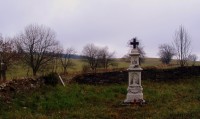 kříž na bývalém hřbitově zaniklé obce Štolnava