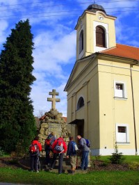 památník u kostela v Jankovicích