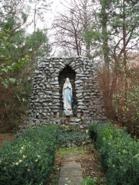 soška Panny Marie v zámeckém parku