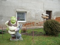 Na návsi je Shrek s oslíkem