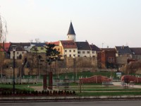 pohled na zámek a hradby z nábřeží Bečvy