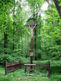 200 m od rozhledny v lese obnovený kříž