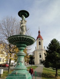 náměstí s kašnou a kostelem