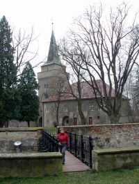 pohled na nižší věž a budovu předního zámku (dnes ZUŠ)