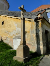 kříž u kostela r.1749