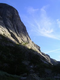 Skály v údolí za Manafossen