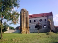 Klášterní Skalice - pilíř kláštera, v pozadí dvůr se zámkem
