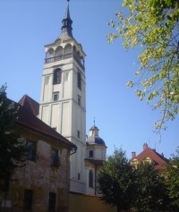 Lipník - věž kostela sv. Fr.Serafínského vedle parku
