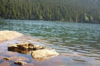 Černé jezero s kameny