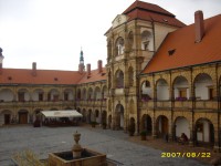 Moravská Třebová - zámek - nádvoří s kašnou