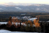Krkonoše-Černá hora a vzadu Obří důl v pozdním slunci - z planiny nad sjezdovkami