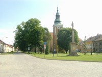 Kostel a Komenského náměstí v Němčicích