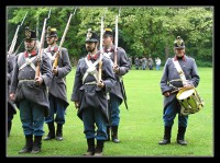 bubeník udává rytmus pochodu