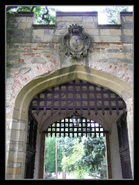 zámek HRÁDEK-vstupní brána