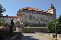 restaurace na náměstí v BRANDÝSE n.L.