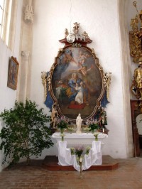 Oltář z roku 1657 zasvětcený sv. Anně, matce Panny Marie.
