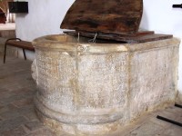 Starobylá památná studna s kamenným roubením a nápisem modlitby ke sv. Wolfgangu