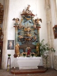 Oltář sv. Jana Nepomuckého se sochami sv. Leonarda a sv. Vendelína patronů zemědělců.
