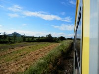 Překrásné výhledy z vlaku vlevo Házmburk a vzadu kopce Středohoří, fotografie kamaráda Honzy