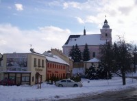 kostel a penziony před lázněmi