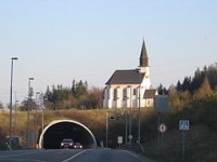 Hřebeč,tunel a kostel